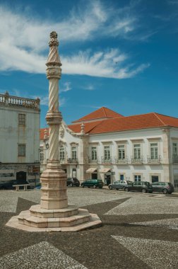 Estremoz eski binalar ile kare Pillory