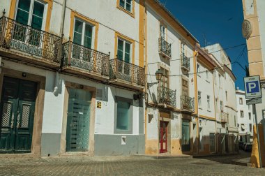 Bir sokak ve yol işareti teraslı eski evler