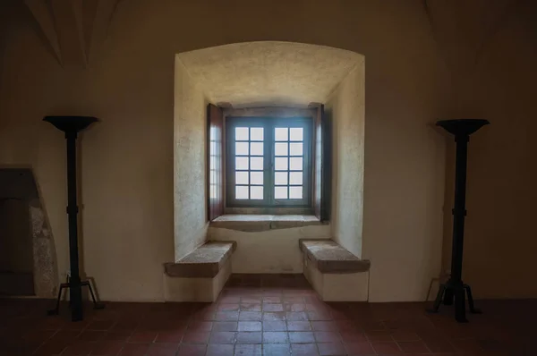 Salón con banco y ventana en el Castillo de Evoramonte —  Fotos de Stock