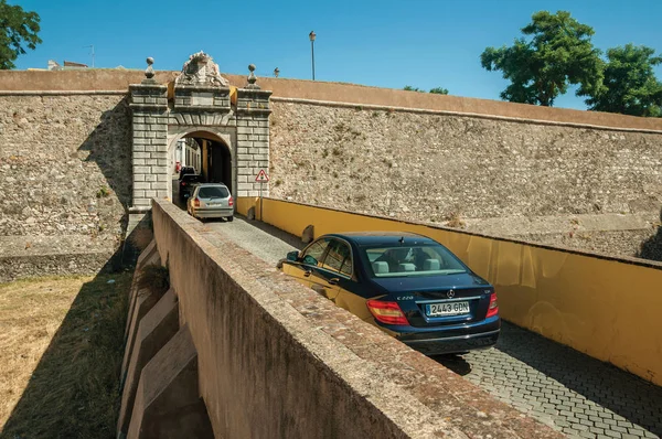 Τα αυτοκίνητα της οδού εισέρχονται στην πύλη τοίχου της πόλης — Φωτογραφία Αρχείου