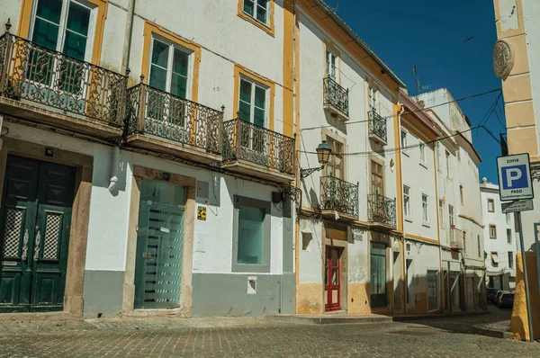 Bir sokak ve yol işareti teraslı eski evler