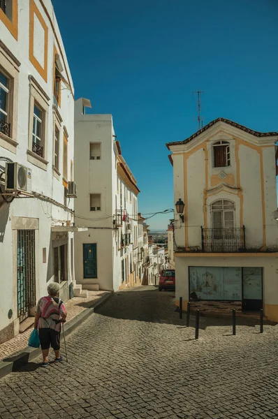 Calle con casas antiguas de colores en una calzada con ancianos — Foto de Stock