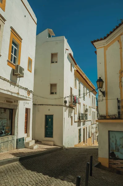 Gränd med gammal färgglad hus fasad och öde gångbro — Stockfoto