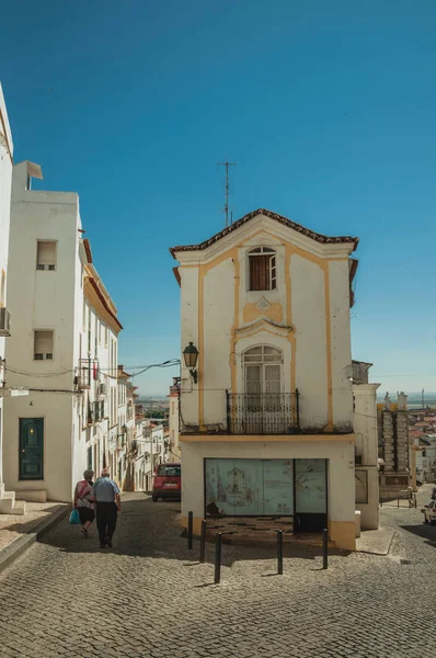 Rue avec de vieilles maisons colorées dans une chaussée avec des aînés — Photo