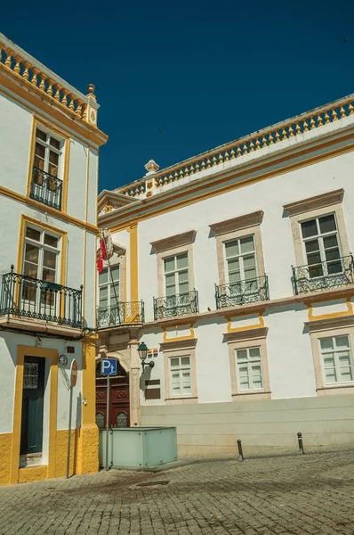 Callejón con fachadas de antiguas casas coloridas — Foto de Stock