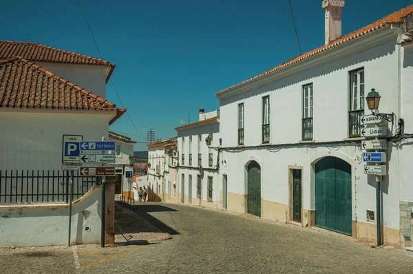 Carteles que indican servicios públicos en una calle desierta — Foto de Stock