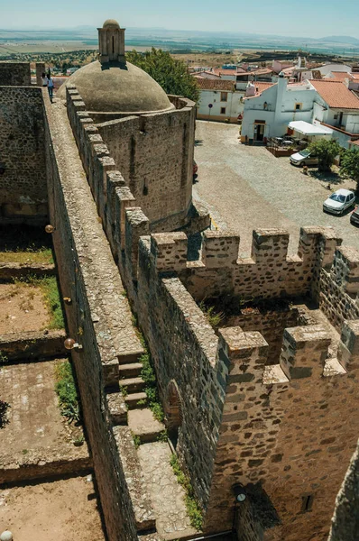Стіни замку з вежами і старим будинком — стокове фото