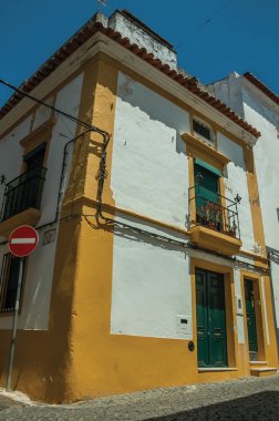 Teraslı renkli evin önündeki yol tabelasını durdurun