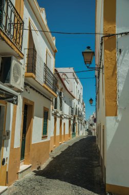 Terk edilmiş sokak ile eski renkli evler