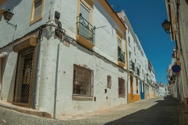 Terk edilmiş sokak ile eski renkli evler