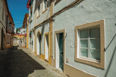 Şenlikli renkli dekorasyon ve eski evler ile Alley