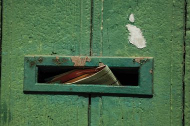 Eski ahşap kapıda postalama için diyafram yakın çekim