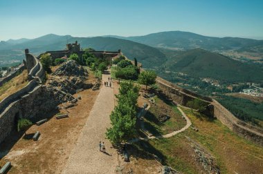 Marvao Kalesi'nin duvarla çevrili merkezi avlusundaki patika