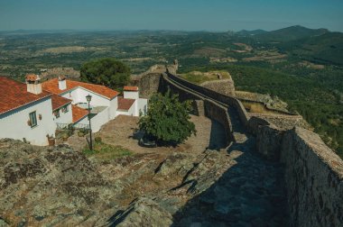 Marvao kayalık sırt üzerinde beyaz badanalı duvar ile eski evler