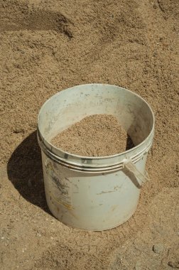 Bir şantiyede kum ile Plastik kova