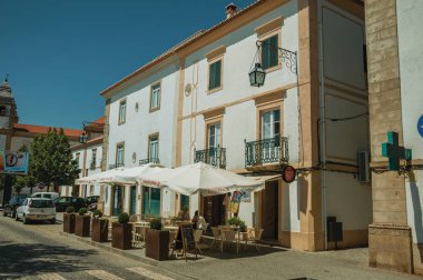 Kaldırımda masalar ile evin altında Restoran