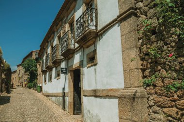 Monsanto'da beyaz badanalı duvarlı eski ev