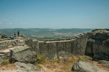 Çift Monsanto Kalesi'nde duvardan manzara arıyor