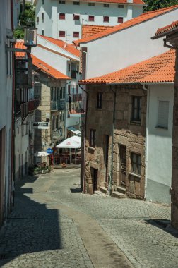 Yamaç üzerinde ıssız bir sokak ile eski evler