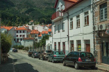 Eski evler ve park etmiş arabaile ıssız bir sokak