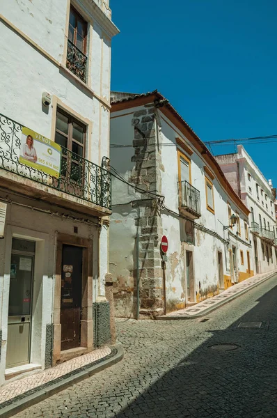 Old houses with peeling plaster on deserted alley at Elvas — Stock Photo, Image