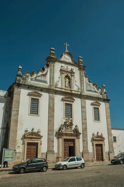 Iglesia de estilo barroco frente a calle desierta en Elvas —  Fotos de Stock