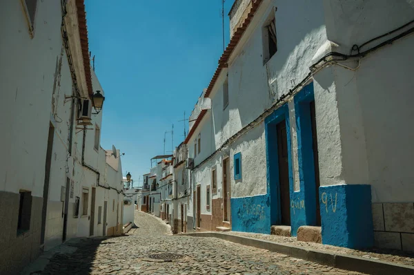 Viejas casas coloridas con yeso áspero y calzada adoquinada — Foto de Stock