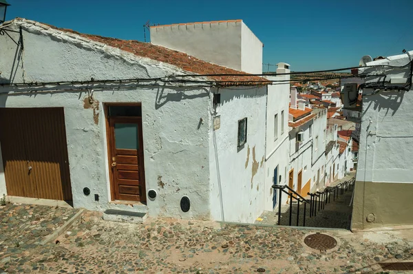 Callejón bajando por la ladera con escalones entre casas — Foto de Stock