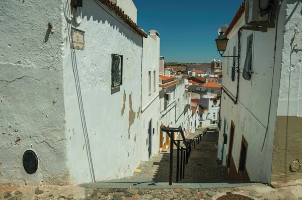 Callejón bajando por la ladera con escalones entre casas — Foto de Stock