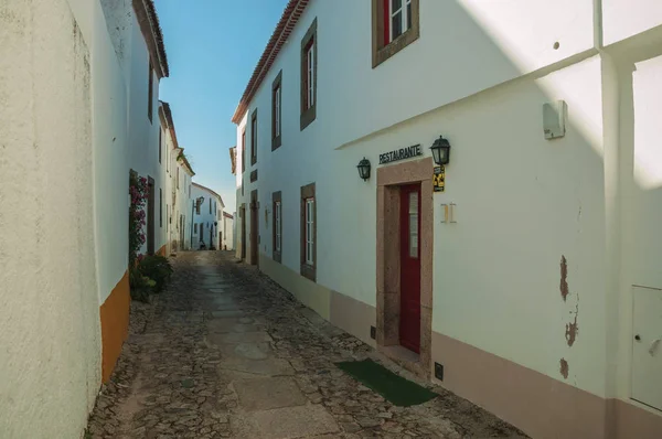 Casas antiguas con puerta de madera en callejón adoquinado — Foto de Stock