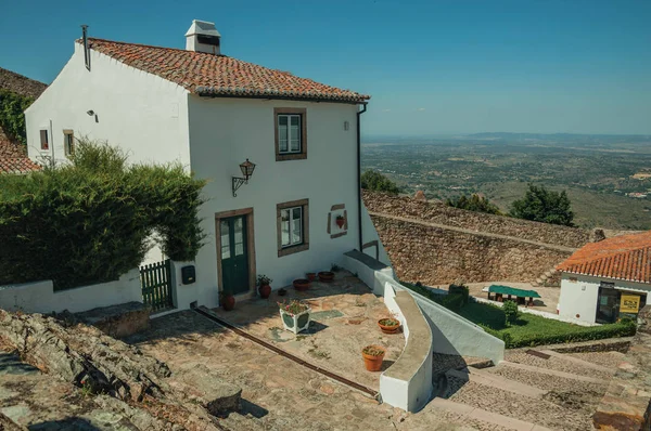 Antigua casa blanca con paisaje rural — Foto de Stock