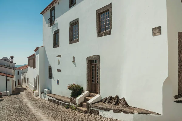 Antigua casa con pared encalada en callejón en pendiente — Foto de Stock