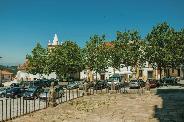 Oude rijtjeshuizen in een verlaten plein met auto's — Stockfoto