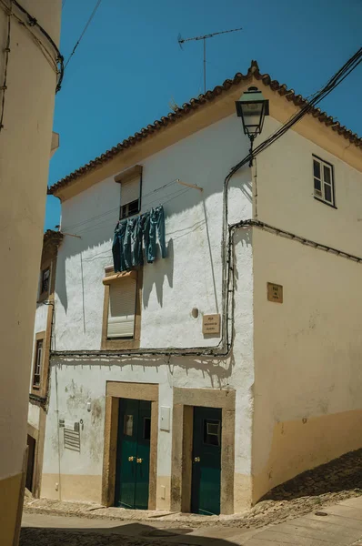 Casas antiguas con pared encalada en callejón adoquinado — Foto de Stock