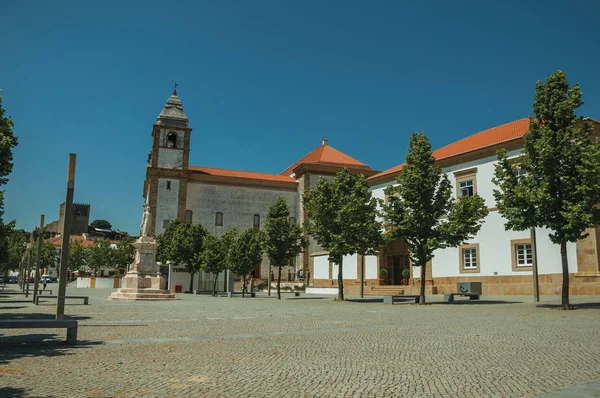 Casas e campanário em estilo barroco na praça com estátua — Fotografia de Stock