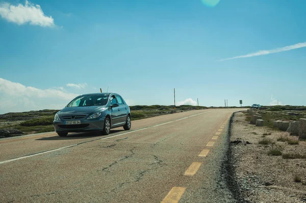 Carretera con coche pasando por paisaje rocoso — Foto de Stock