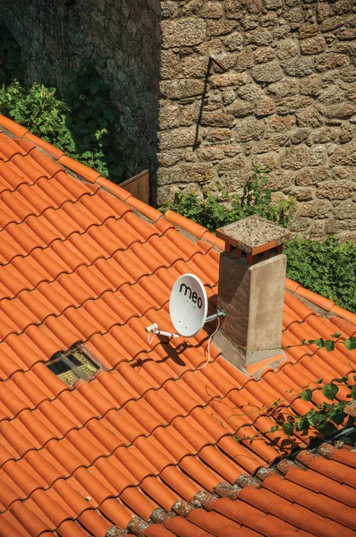 Huis dak met parabolische antenne vast in een schoorsteen — Stockfoto