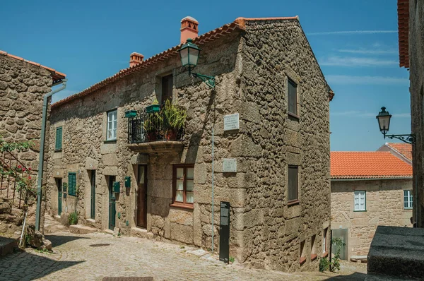 Casas antiguas con muro de piedra y pequeño balcón en Monsanto — Foto de Stock