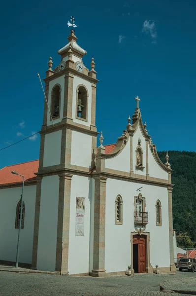 Eglise Saint-Pierre de style baroque avec clocher — Photo