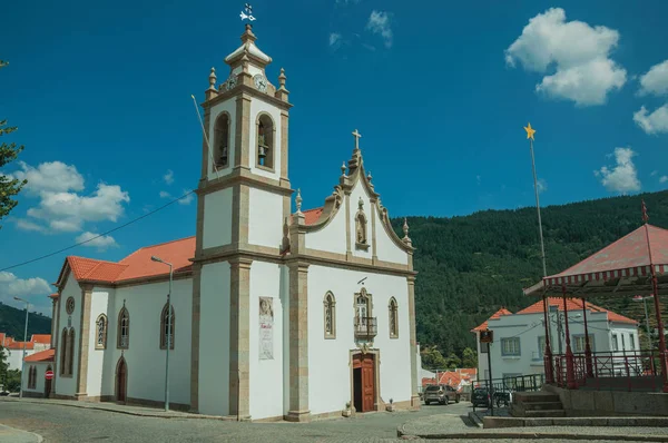 Iglesia de San Pedro en estilo barroco con campanario —  Fotos de Stock