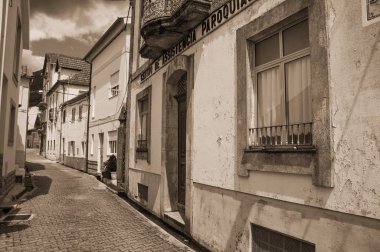 Dar sokakta yıpranmış alçı ile eski evler