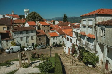 Küçük kare yıpranmış alçı ile eski evler