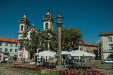 Barok tarzda Misericordia kilisesi ve taş pillory