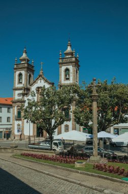Barok tarzda Misericordia kilisesi ve taş pillory