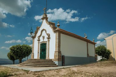 Tepenin üstündeki bir bahçede Barok şapel