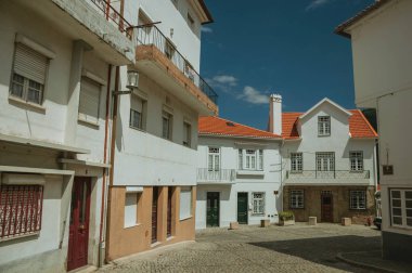 Taş detayları ile beyaz badanalı evlerin cephe