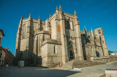 Guarda Katedrali'nde merdivenli gotik cephe