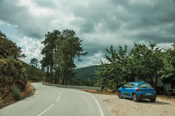 Auto zaparkované vedle silnice na kopcovitý kraj — Stock fotografie