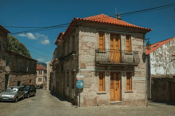 Vieille maison sur ruelle déserte et panneau de signalisation — Photo