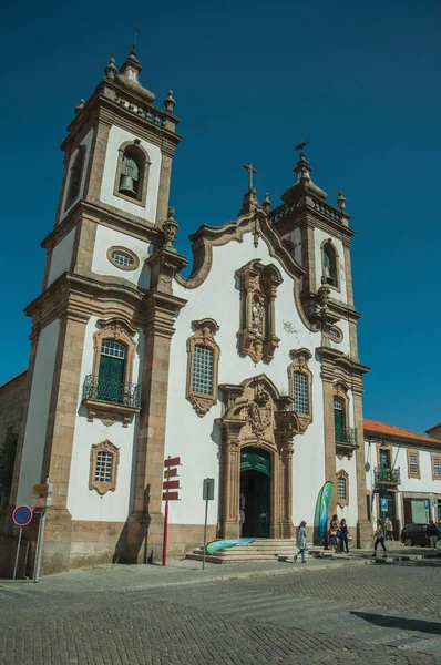 Barok tarzda Misericordia Kilisesi ve insanlar — Stok fotoğraf